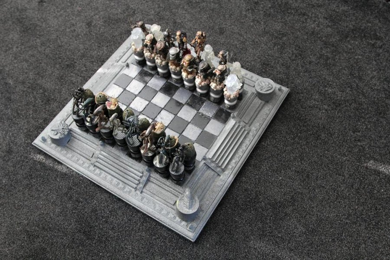 Illustration for article titled This Alien versus Predator chessboard was built for chessboxing